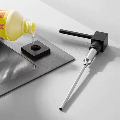 punjenje dozatora za sudoperu. Dopuna tecnosti u crni dispenzer za sudove. Ugradni dozer za deterdzent za kuhinju.