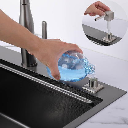 Punjenje inox dozatora za sapun. Dopuna tecnog sapuna u metalni dispenzer za sudoperu. Ugradni dozer za sapun za kuhinju.