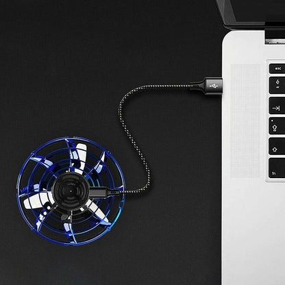 Punjenje leteceg spinera preko USB kabla i laptopa