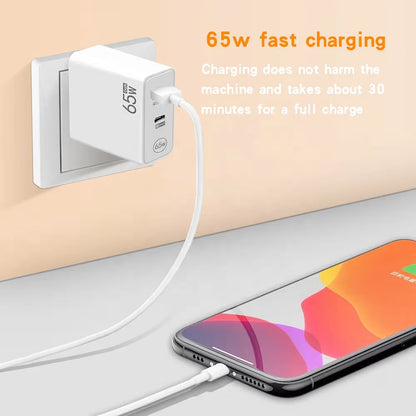 Beli GaN punjač od 65W uključen u utičnicu dok puni mobilni telefon