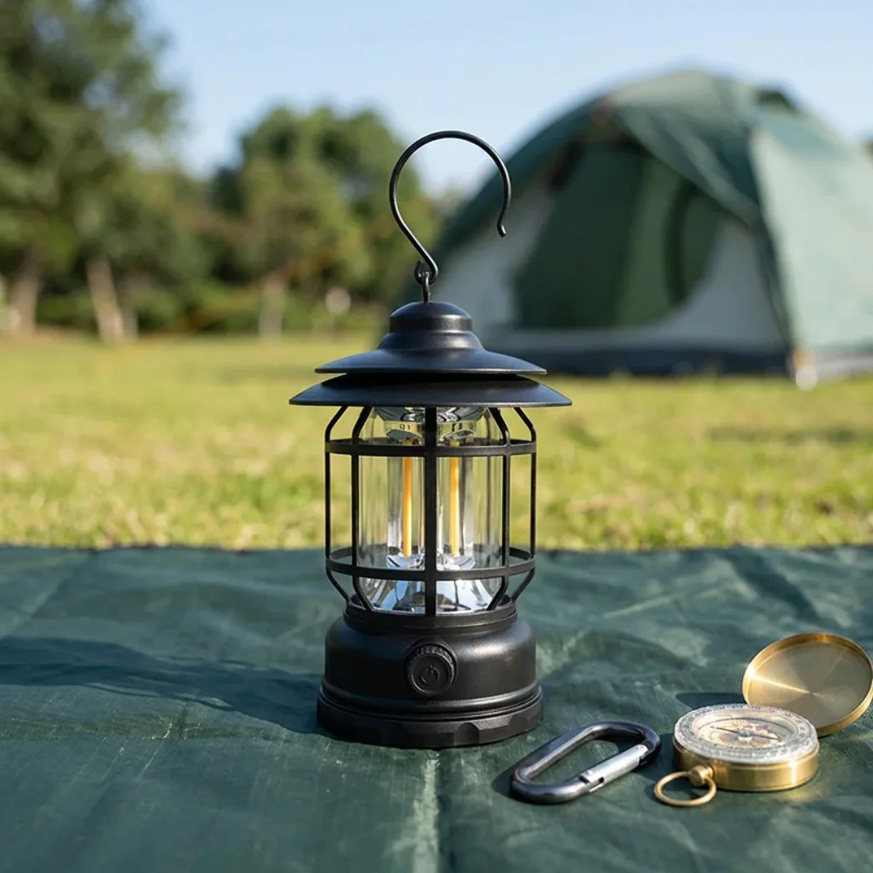 Punjiva retro kamperska lampa ispred satora danju