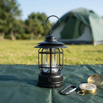Punjiva retro kamperska lampa ispred satora danju