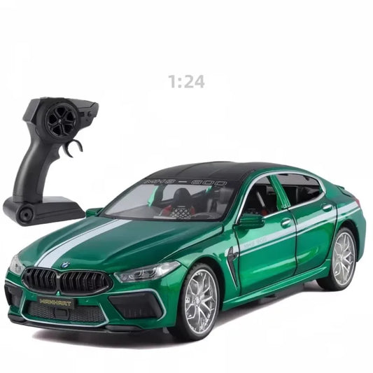 Zeleni RC auto BMW M8 u razmeri 1:24 sa daljinskim