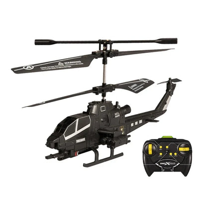 RC helikopter igracka sa daljinskim upravljanjem na beloj pozadini