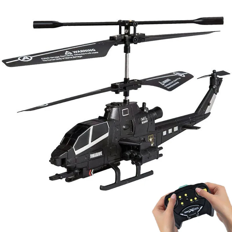 RC helikopter igracka u letu sa rukama koje drze daljinski