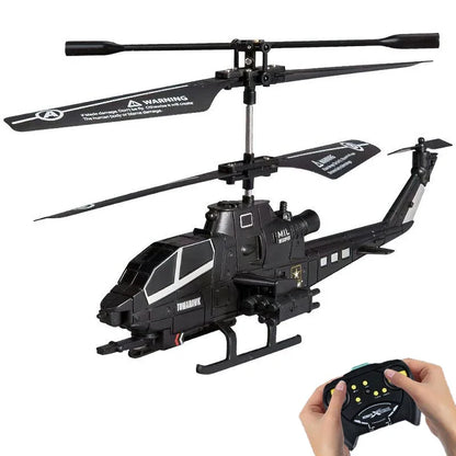 RC helikopter igracka u letu sa rukama koje drze daljinski