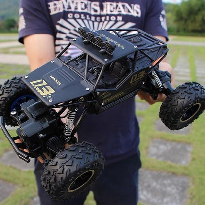 RC terensko vozilo na daljinsko upravljanje u ruci sa velikim off road gumama