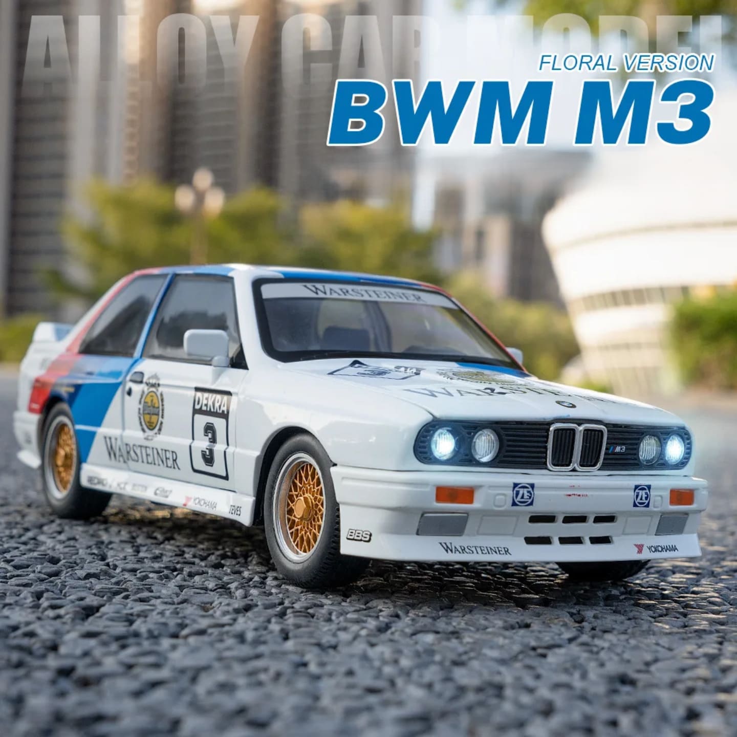 Realistican auto igracka metalno kuciste fotografisan napolju prikazuje visok kvalitet izrade i sjaj karoserije