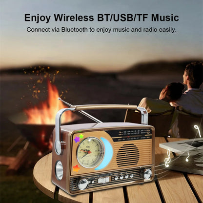Retro bluetooth radio sa satom pored logorske vatre