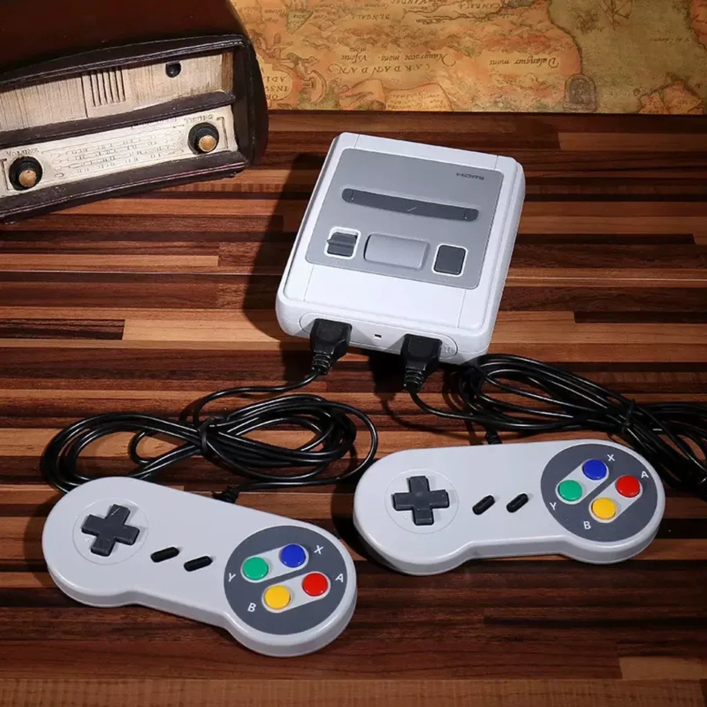 Retro konzola sa dva dzojstika na drvenom stolu