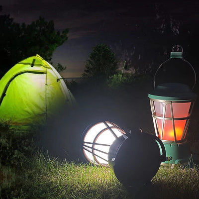 Lampa za kampovanje u upotrebi, osvetljava sator u prirodi. Jaka svetlost, idealna za nocne aktivnosti.