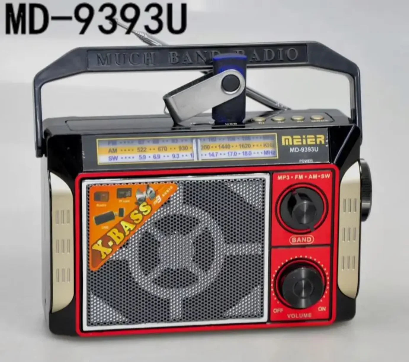 Crno crveni retro prenosni radio prijemnik sa USB flesom