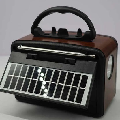 Retro radio sa solarnim panelom na zadnjoj strani i bocnom lampom