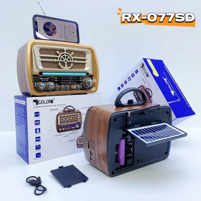 Zadnja strana retro radija sa solarnim panelom i prostorom za baterije