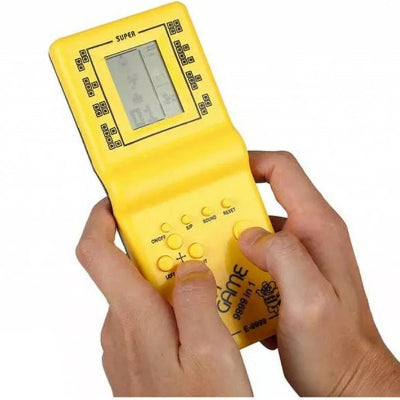 Ruke igraju retro rucnu konzolu sa Brick igricom. Klasicna igrica Tetris za decu i odrasle, sa vise stotina igara, odlicna za zabavu u slobodno vreme.