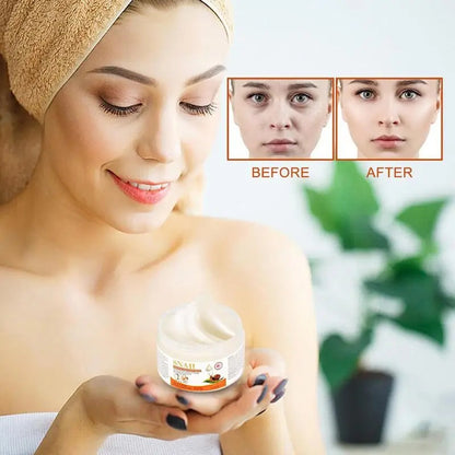 Zena sa peskirom na glavi drzi teglicu kreme, a u pozadini su prikazane dve fotografije lica iste zene pre i posle upotrebe kreme, sa vidljivim smanjenjem podocnjaka i poboljsanjem tena.