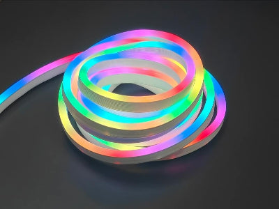 Savitljiva RGB LED neon traka koja menja boje. Koristi se za osvetljavanje i dekoraciju prostora.