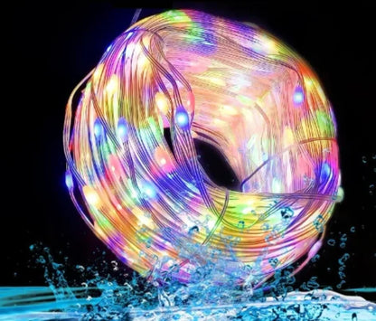 Svetleca RGB LED traka na tamnoj pozadini sa efektom prskanja vode