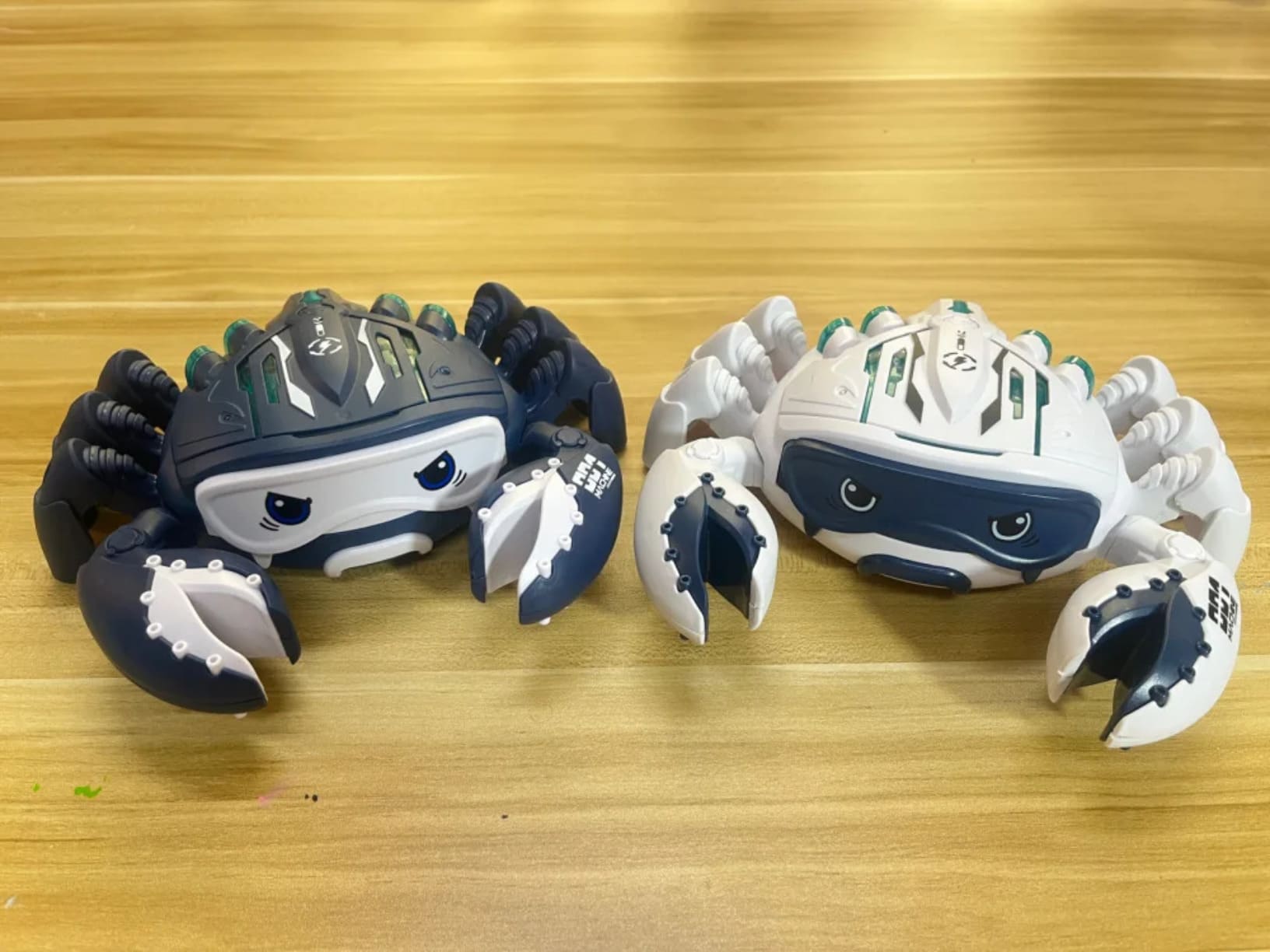 Robot rak igračke za decu sa pokretnim kleštima