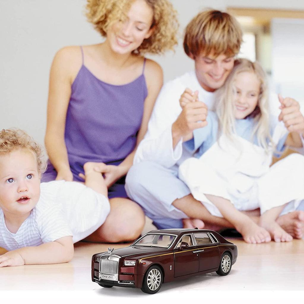 Porodica se igra sa dečijim modelom Rolls Royce Phantom, savršen poklon za decu sa svetlima, zvukom i pull back