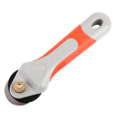 Detaljan prikaz ostre glave rotacionog sekaca. Izdrzljiva ostrica omogucava ciste i precizne rezove na raznim materijalima poput tkanine, papira i koze.