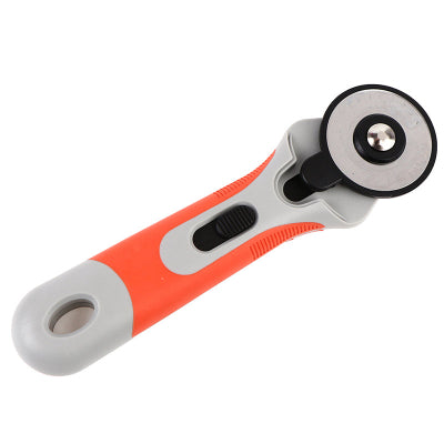 Narandzasto-sivi rotacioni sekac za tkaninu sa ostrim secivom od 45mm. Idealan alat za precizno rezanje materijala, koze i papira. Ergonomski dizajn.