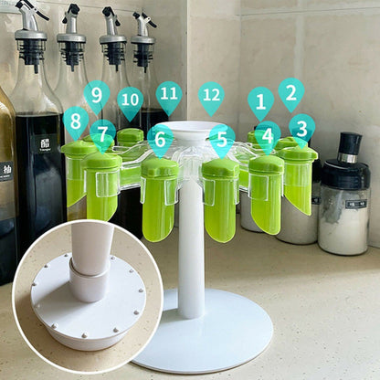 Rotirajuci stalak sa zacinima na kuhinjskom elementu, organizovano i lako dostupno za kuvanje.