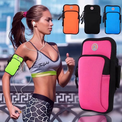 Devojka sa slusalicama trci dok nosi roze sportsku torbicu za mobilni telefon na ruci