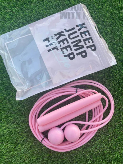 Roze konopac za preskakanje sa loptastim dodacima i torbom. Efikasan rekvizit za sagorevanje kalorija i poboljsanje kondicije.