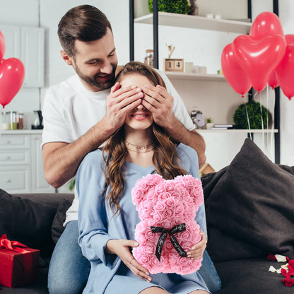 Iznenađenje sa stilom - Muškarac iznenađuje devojku prelepim roze medvedićem od ruža, ručno izrađen poklon iz Azijashop-a