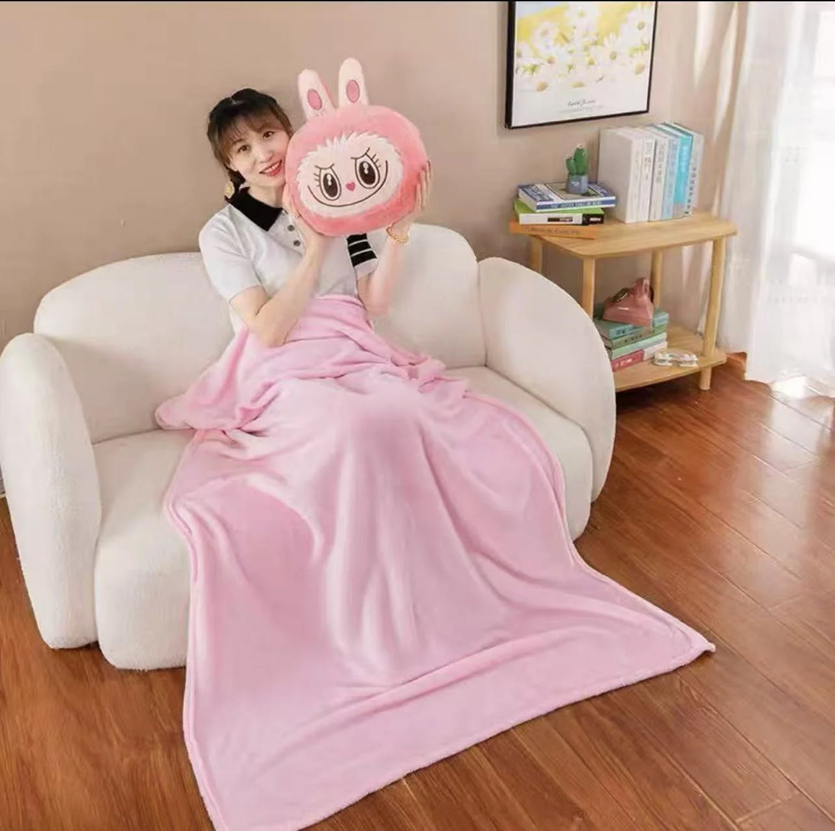 Osoba pod roze cebetom drzi plisano jastuce zeka