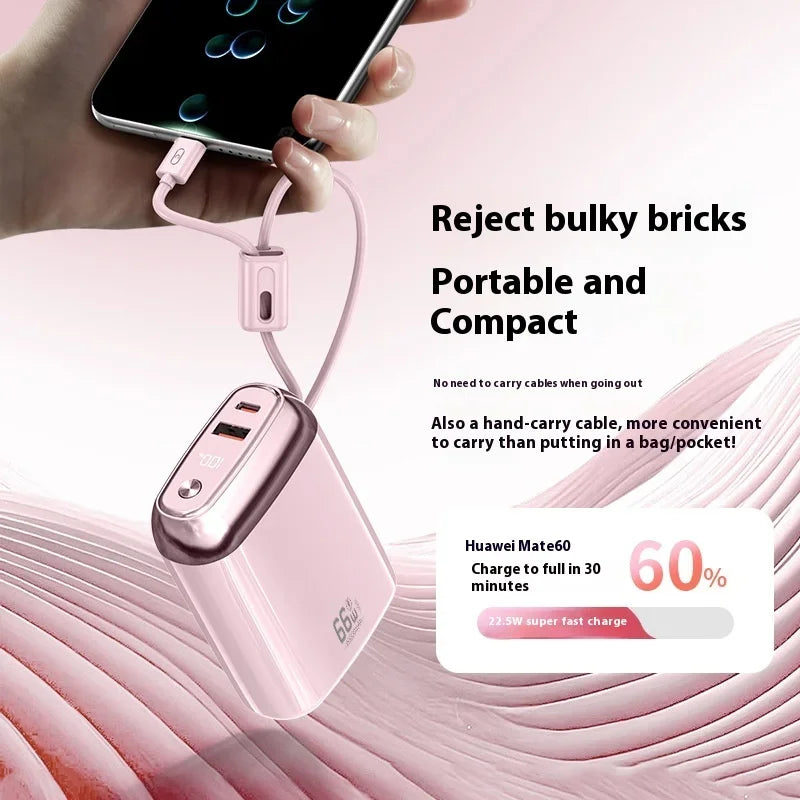 Roze power bank koji preko ugradjenog kabla puni telefon u ruci, naglasen kompaktan dizajn