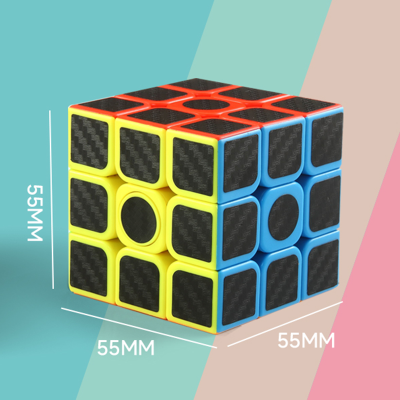 Prikaz dimenzija Rubikove kocke (55mm x 55mm x 55mm), klasicne velicine za sve ljubitelje slagalica.