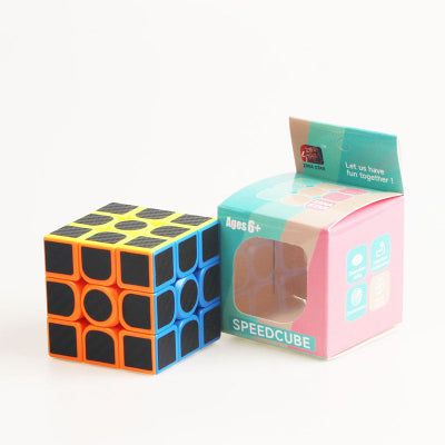 Speedcube Rubikova kocka 3x3 sa kutijom, crne osnove, idealna za brzo slaganje i zabavu. Odlican poklon.