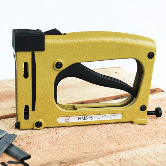 Rucna klamerica HM515 postavljena na drvenu povrsinu za pricvrscivanje