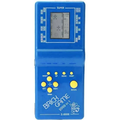 Retro rucna konzola za igrice u plavoj boji. Sadrzi veliki broj igrica za vise sati zabave. Odlicna sprava za opustanje i putovanja.