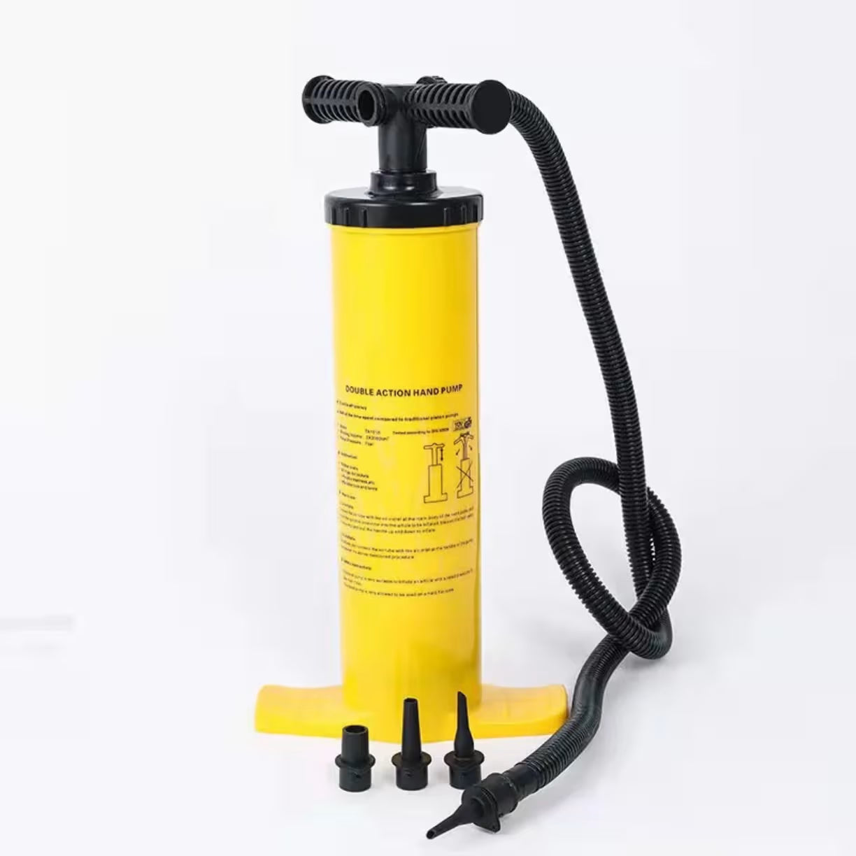 Zuta plasticna pumpa sa crnim crevom i tri razlicita plasticna nastavka za ventile postavljena ispred nje
