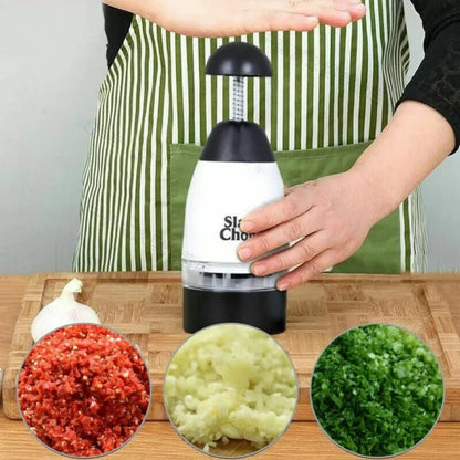 Rucna seckalica za povrce tokom seckanja na dasci