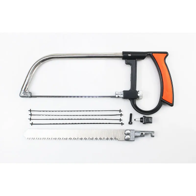 Set univerzalne rucne testere sa namontiranim secivom. Pored nje se nalaze secivo za drvo i cetiri manja za metal, idealno za radionicu.