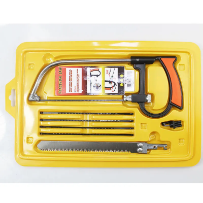 Set rucne testere sa vise razlicitih seciva u plasticnom pakovanju. Univerzalni alat za secenje drveta, metala i plastike, idealan za hobi i domacu radinost.