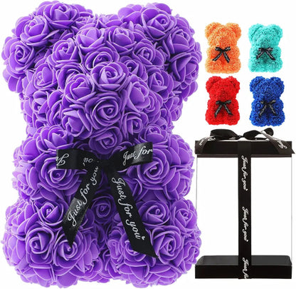 Ručno izrađen ljubicasti medvedić od ruža, 25cm, u prozirnoj kutiji sa crnom mašnom. Savršen poklon za Dan zaljubljenih ili rođendan. Dostupno u Azijashopu."