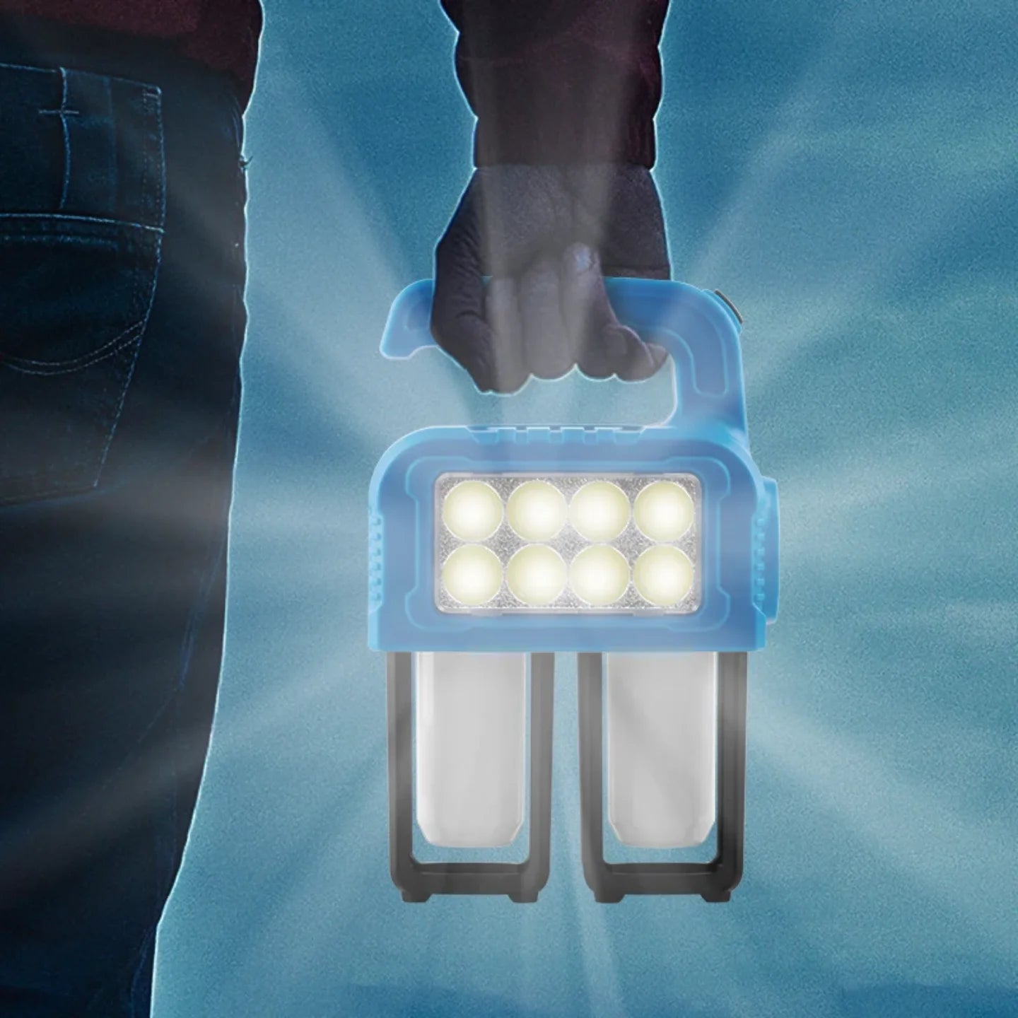Osoba nosi upaljenu kampersku LED lampu u ruci
