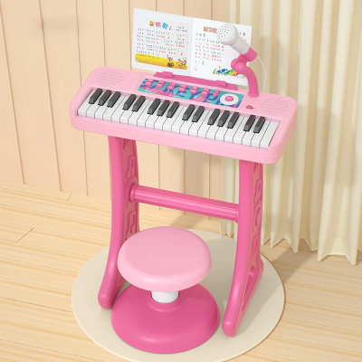 detaljni prikaz ruzicastog dečijeg klavira sa mikrofonom i stolicom visoke rezolucije koji prikazuje teksturu i realan izgled igracke za ucenje