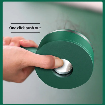 Dugme za samociscenje na samocistecoj cetki za kosu