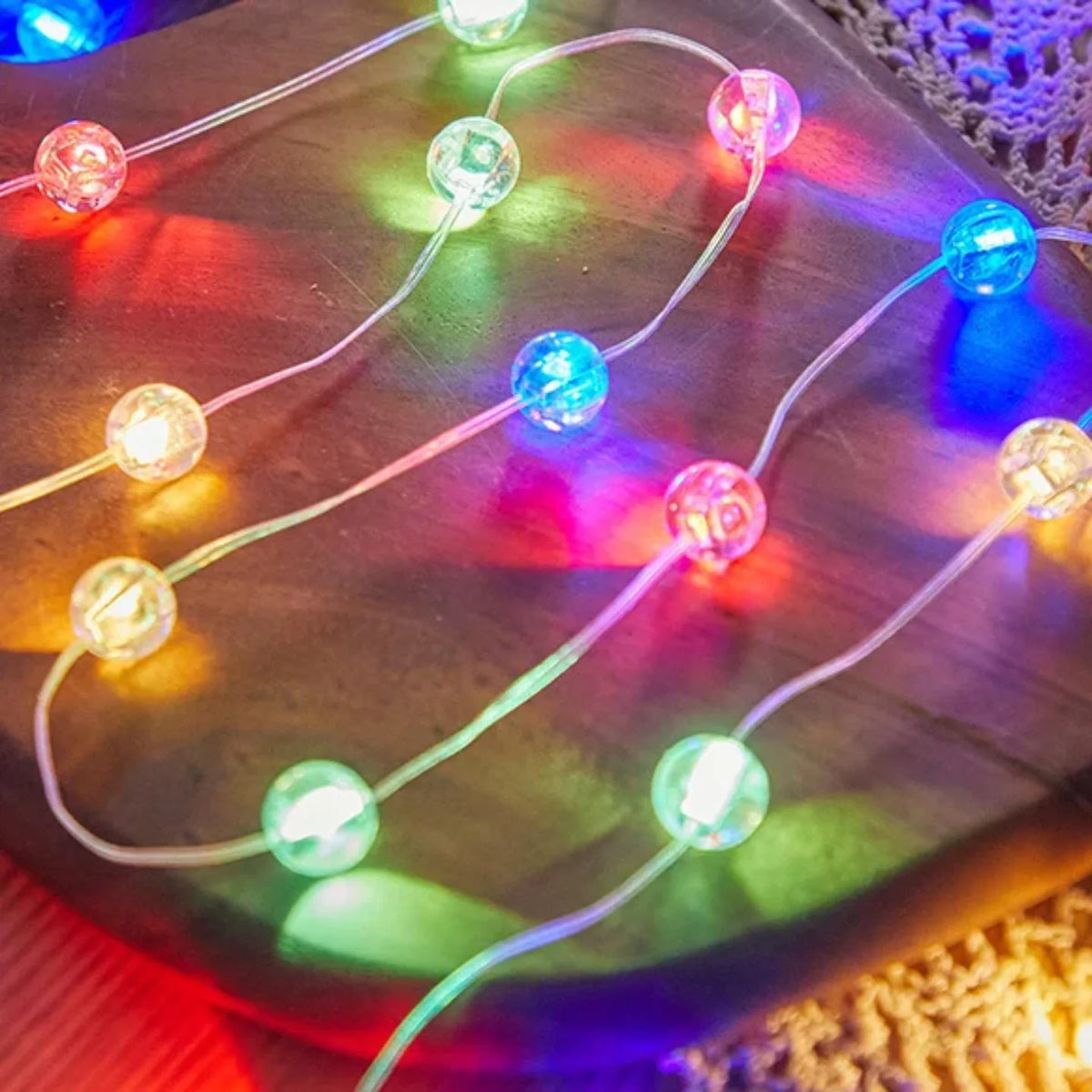 Detalj sarenih LED lampica kuglica na providnoj zici