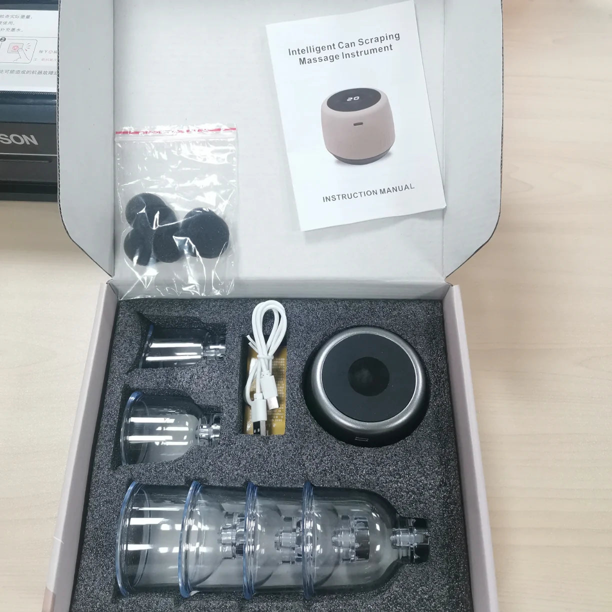 Set inteligentnog vakuum masazera sa casama i USB kablom u kutiji
