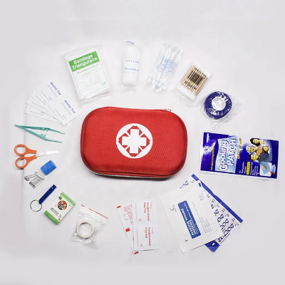 Sadrzaj seta prva pomoc na beloj pozadini medicinska oprema i pribor pregled svih komponenti za prvu pomoc