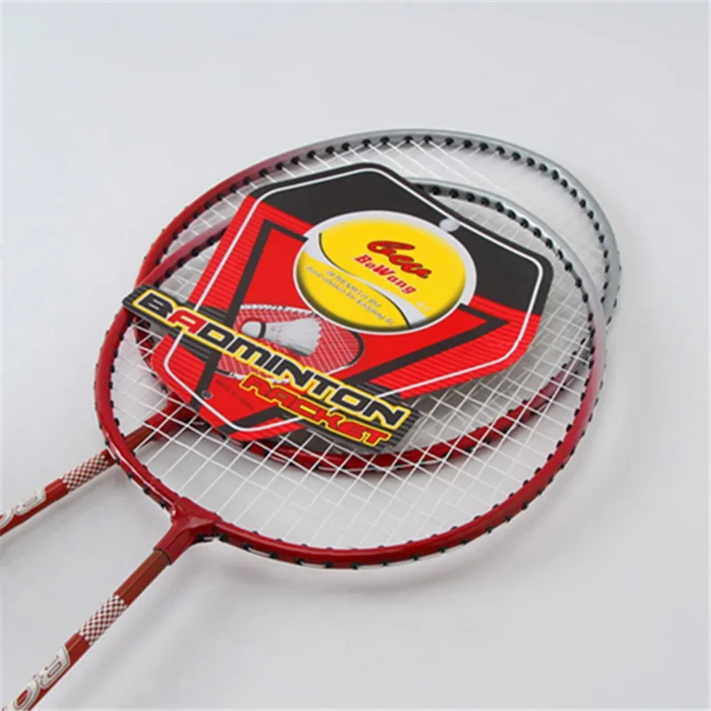 Dva badminton reketa sa kartonskim umetkom