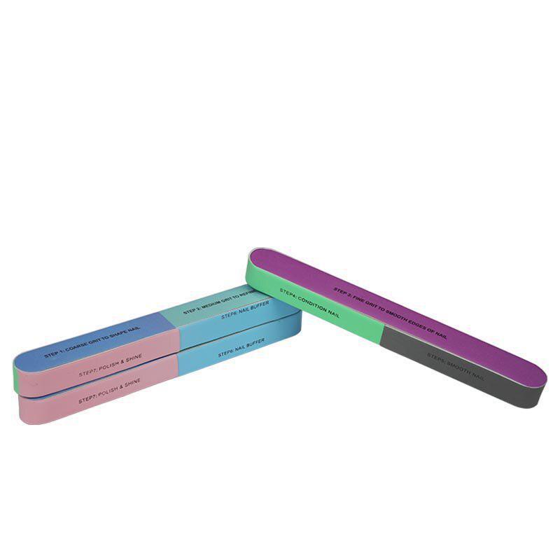 set visebojnih turpija za manikir na beloj pozadini