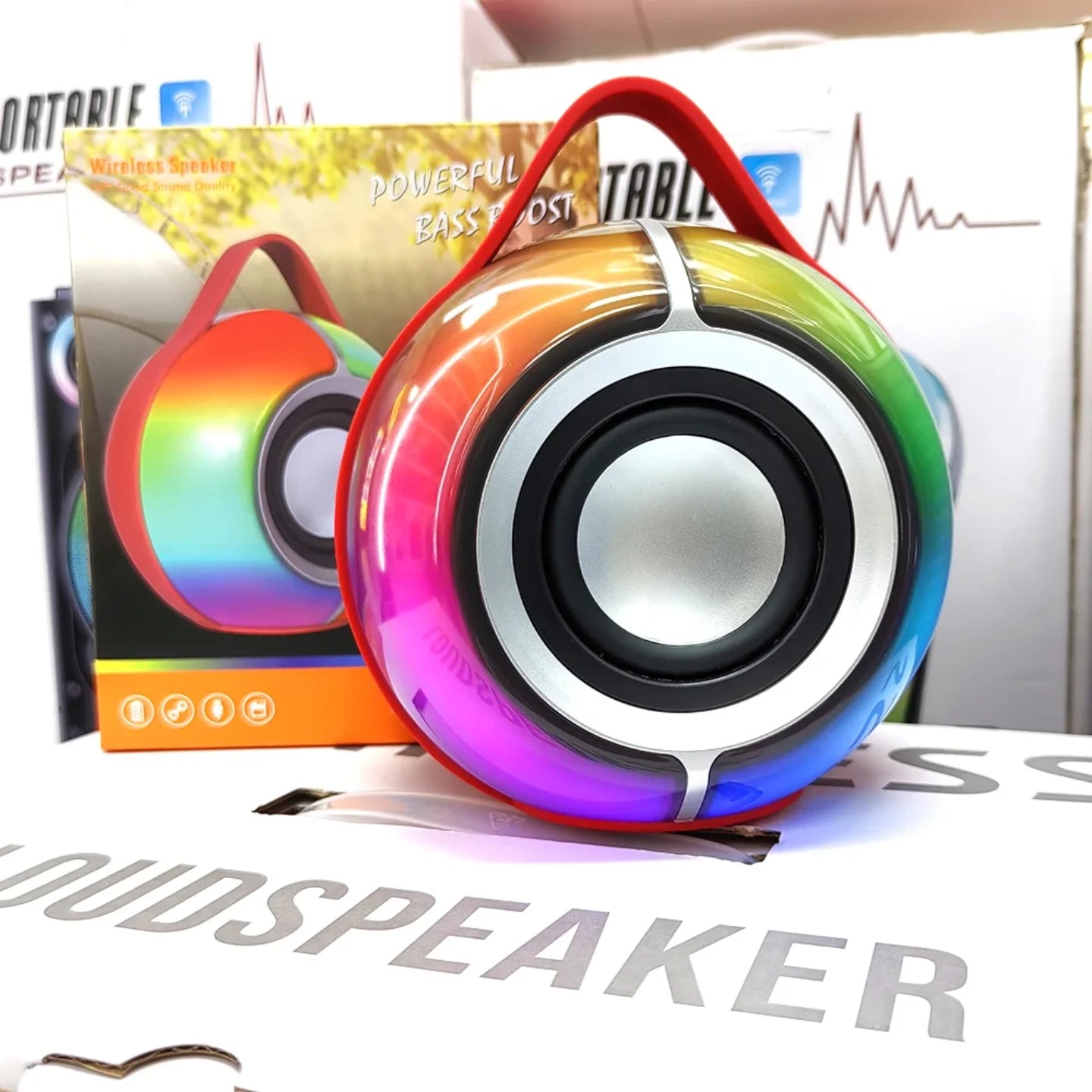 Sfericni bluetooth zvucnik sa RGB bojama izlozen ispred kutije